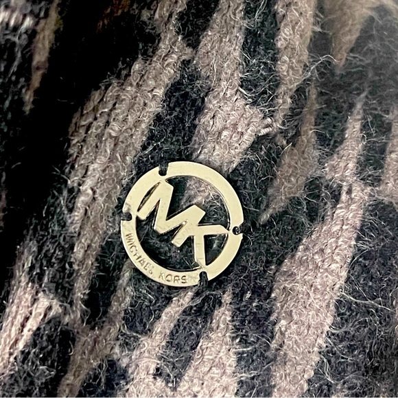 Michael kors logo”MK” blank and gray large scarf - Picture 4 of 12